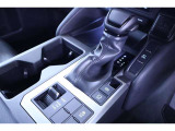 シフトレバー周りに駆動の変更ボタンや運転補助装置ボタン等を集中配備させています