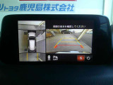 パノラミックビューモニター付きで車両を上から見たような映像をディスプレイオーディオ画面に表示