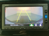 バックでの車庫入れも安心です! リアカメラが付いているバックモニター付のナビを装備しております。操作線もついており距離感も画面から確認できます。