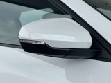 ●アウディサイドアシスト『後方の死角を並走する車両を検知しドアミラーの内側のLEDが点灯。ドライバーに注意を促し事故を未然に防ぐシステムです。』
