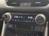 【左右独立オートエアコン】左右独立型、いわゆるデュアルエアコンです。運転席と助手席でそれぞれお好みの温度を設定可能です。