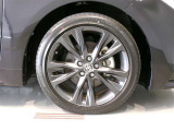 純正のアルミホイール装着車です。タイヤサイズは215/45R17です。