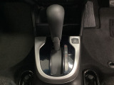 CVT車のセレクトレバーです。低速から高速まで、変速ショックのないスムーズな走りを実現するとともに、エンジン効率のよい領域を維持することで燃費にも貢献します。