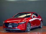 中古車専門再生工場にて熟練専任スタッフが丁寧に清掃、仕上げを実施しております。また、お客様に安心してご検討いただける様、公取協が定める基準に基づき車両検査を実施し、車両状態評価証を発行しております。