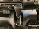 CVT車のセレクトレバーです。低速から高速まで、変速ショックのないスムーズな走りを実現するとともに、エンジン効率のよい領域を維持することで燃費にも貢献します。