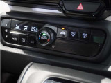 【オートエアコン】温度を設定すれば自動で快適な車内温度を保ちます。エアコン内部の高性能脱臭フィルターで車内のアレルゲンや花粉を除去。