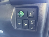 Hondaセンシング用の、VSA(ABS+TCS+横滑り抑制)解除とレーンキープアシストシステムのメインスイッチなどはハンドルの右側に装備しています。燃費に役立つECONボタンもここです。