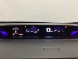 デジタル表示のスピードメーターとタコメーターを大きく配した見やすいメーター部になっています。左側のインフォメーション画面でオドメーターや燃費などの情報を確認できます。