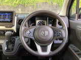 ステアリング右側にはホンダセンシングの設定スイッチ左側にはオーディオスイッチが配置されています