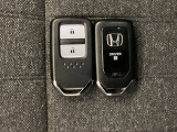 スマートキーを装備しています。鍵を差し込むことなくドアロックの開け閉めと、スタートボタン操作でのエンジンスタートができます。スペアキーも同じものを用意しております。