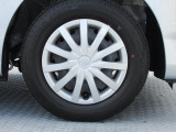13インチ純正フルホイールキャップ付きスチールホイール。 タイヤサイズは155/70R13