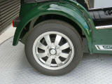 ケータハム純正アルミホイールに、タイヤは、AVON 155/65R14