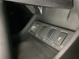 アクセサリーソケットはUSBのアダプターなどをつければ、スマホの充電にも使えます。横にはナビゲーション用の外部入力可能なUSB端子がついており、周辺には物が置けるトレーがついています。
