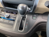 自然に手が届き、操作性の良いインパネシフトに、パーキングブレーキは、フットブレーキタイプなので、運転席と助手席の間はすっきりしています。