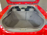 【広々トランクルーム】車体に対してスペースは広めに作ってあります。また、背もたれを倒すとより多くの荷物を乗せることができます。
