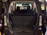 開口部も広く荷物の積み下ろしもしやすいお車となっております。シートの背もたれは5:5の割合で背もたれを可倒でき、前後のシートスライドもできるので荷室をひろげることができます。