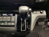 CVT車のセレクトレバーです。低速から高速まで、変速ショックのないスムーズな走りを実現するとともに、エンジン効率のよい領域を維持することで燃費にも貢献します。