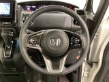 ハンドルにHondaセンシング系のクルーズコントロールやレーンキープアシストなどのスイッチと、オーディオの操作スイッチが装備されています。ハンドルから手を離さず安全に操作できます。