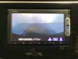 ギヤをR(バック)に入れるとナビの画面に後ろの映像が映るリアカメラ付です。後退時、コンディションが悪い視界でもカラーバックモニターがドライバーをサポートします。