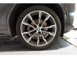 【BMWアロイホイール】軽量かつ強度に拘ったアロイホイール。走行性能ポテンシャルを引き出す設計。タイヤのサイドウォールが強化されたランフラットタイヤは、パンク時にタイヤがつぶれてもリムから外れません。