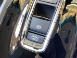 セレクトレバーの下に電子制御パーキングブレーキがあります。スイッチひとつで、停車した地点の傾斜などをシステムが検知・判断してブレーキ力を自動的に最適制御し、しっかり停車できるパーキングシステムです。