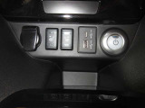 シートヒーター付きです。携帯電話の充電もできます。