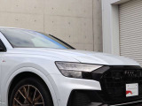●Audiが最初に採用したLEDポジショニングランプ。シャープなラインで昼間でも点けていたいと思うほど上品でオシャレです。夜間走行時はさらに目立ちます!