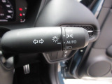オートヘッドライト標準装備です。車外の明るさに応じて自動的にヘッドライトの点灯・消灯をしてくれます。トンネルの出入り口などで活躍してくれます。