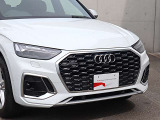 ●一目でAudiとわかる特徴的なシングルフレームグリル・LEDランプ。精悍なフロントマスクからAudiのスマートで上品なブランドを連想させてくれます。女性にも大変ご好評頂いております。
