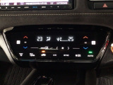 【左右独立オートエアコン】左右席で独立温度コントロールが可能です。運転席はキンキンに冷やして助手席はマイルドにと言った設定が可能です☆暑さ寒さでケンカすることもなくなりますね♪