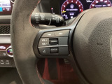 ステアリングにオーディオ操作スイッチが付いています。オーディオ画面に直接タッチしなくても操作が出来ますので、運転に集中できます。