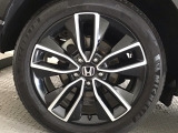 【アルミホイール】純正アルミホイール装備!足元を際立たせ、軽快な走りを演出します!印象もアップし、スタイルも引き締まります!スポーティーさの中にラグジュアリーを感じさせるデザインですね♪
