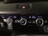 【左右独立オートエアコン】左右席で独立温度コントロールが可能です。運転席はキンキンに冷やして助手席はマイルドにと言った設定が可能です☆暑さ寒さでケンカすることもなくなりますね♪