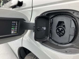 【EVチャージ】左後部座席ドアの隣にはEVチャージ用の挿入口がございます!家庭用充電器をご検討の方は200Vがおすすめです!