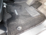 足元には純正フロアマットを装着しております。