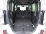 後部座席背もたれを倒すと広大なスペースが生まれます