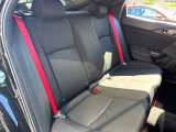 後部座席も気になるようなキズ・汚れやへたり等、大きなダメージはなく、良好な状態です。