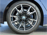 【BMWアロイホイル】軽量かつ強度に拘ったアロイホイル。走行性能ポテンシャルを引き出す設計。車の足元を引き締めてくれる大きなポイントはアロイホイルです。