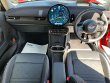 MINIの内装はとにかく『円』に拘ったデザインコンセプトが一目で伝わってきます。これほど円形に拘った車は他に御座いません。伝統のデザイン、トグルスイッチなど遊び心のある内装です。