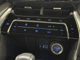 【左右独立オートエアコン】左右独立型、いわゆるデュアルエアコンです。運転席と助手席でそれぞれお好みの温度を設定可能です。