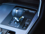 なめらかで素早い8AT。マニュアルのようなダイレクト感とイージードライブを両立。A smooth and quick 8-speed automatic transmission. It combines the direct feel of a manual with the ease of an automatic