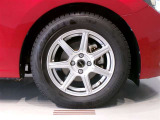 社外のアルミホイールになります。タイヤサイズは185/65R15です。