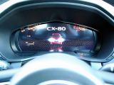 シンプルで見やすいメーター。運転に必要な情報が一目でわかり、集中できます。The simple and clear meter panel shows all necessary info at a glance. It’s designed to let you focus on driving.