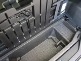 荷室下にも掘込式の収納スペースが。ボードを立てて背の高い荷物を載せることも可能です。