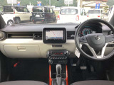 明るさを感じるインパネです。スイッチや収納が使いやすく配置されています。