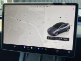 マットブラックにホワイトのLIBERALAのロゴの建物と看板が目印です。