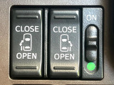 【両側パワースライドドア】スマートキーや運転席のスイッチで後席両側スライドドアの開閉が可能♪電動だから力を入れてドアを開ける必要が無く、小さなお子様でも簡単に開け閉めでき快適です♪