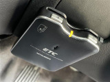 【ETC】有料道路を利用する際に料金所で停止することなく通過できる、ETC車載器(ノンストップ自動料金収受システム機器)が装備されています。セットアップを行うことで利用可能になります。
