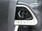 ステアリングスイッチ付き。前方から目を離すことなく操作することが可能なのでわき見運転の防止に!