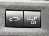 【パワーバックドア】スマートキーや運転席のボタンを押すだけでリアゲートが自動で開閉します!荷物を持っている時や、高い位置にあるバックドアを閉める際に便利な機能です♪